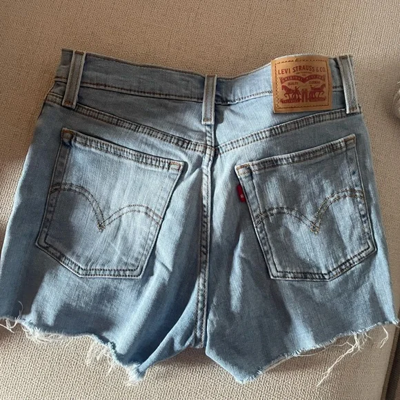 Levi’s High Rise Shorts - Picture 2 of 2